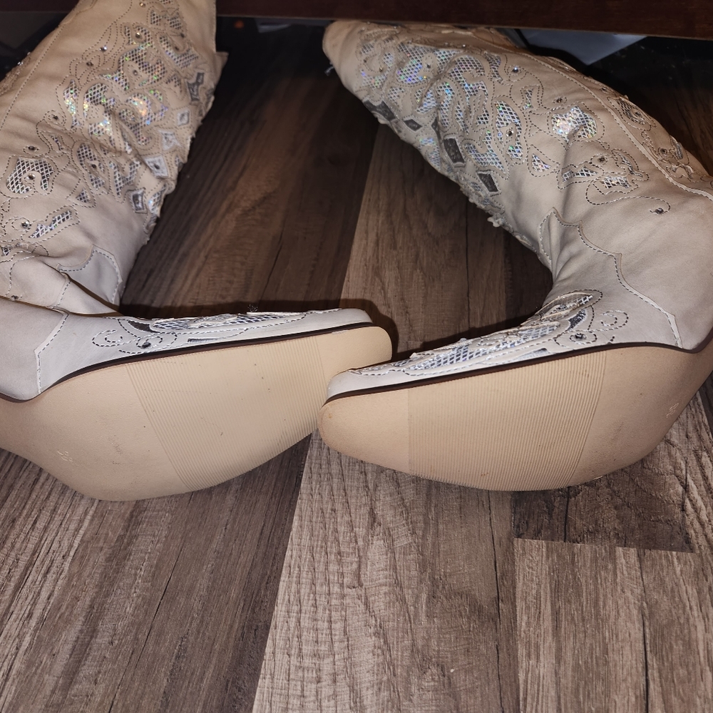 NWOT Cream and Silver Embellished Cowboy Boots size 38/7 Never Worn - Picture 5 of 9